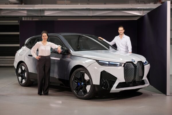 سيارة BMW iX Flow هي أول سيارة دفع رباعي ماكسي ذات كسوة "ساحرة"
