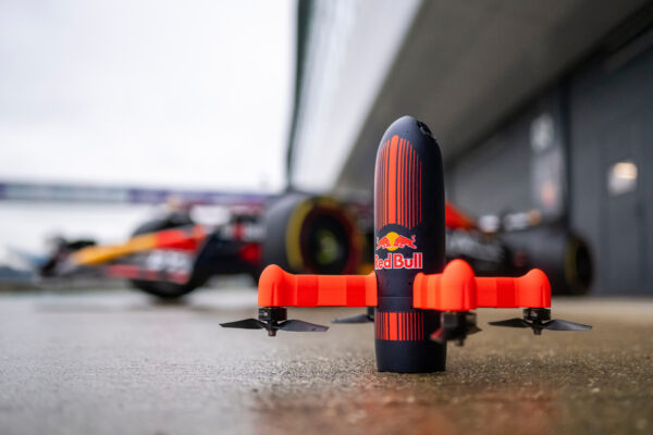 Video, battaglia terra-aria fra Red Bull RB20 e Dutch Drone Gods