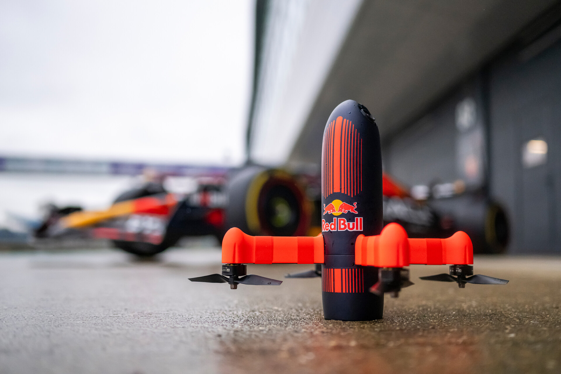 Video, battaglia terra-aria fra Red Bull RB20 e Dutch Drone Gods