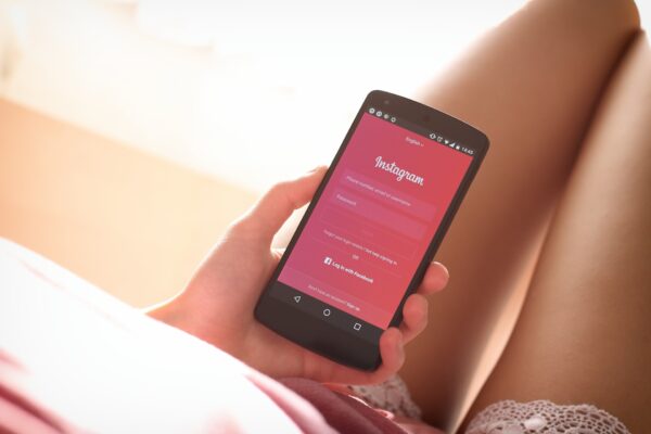 Tante ore su Instagram sì, però sono “prive di importanza”