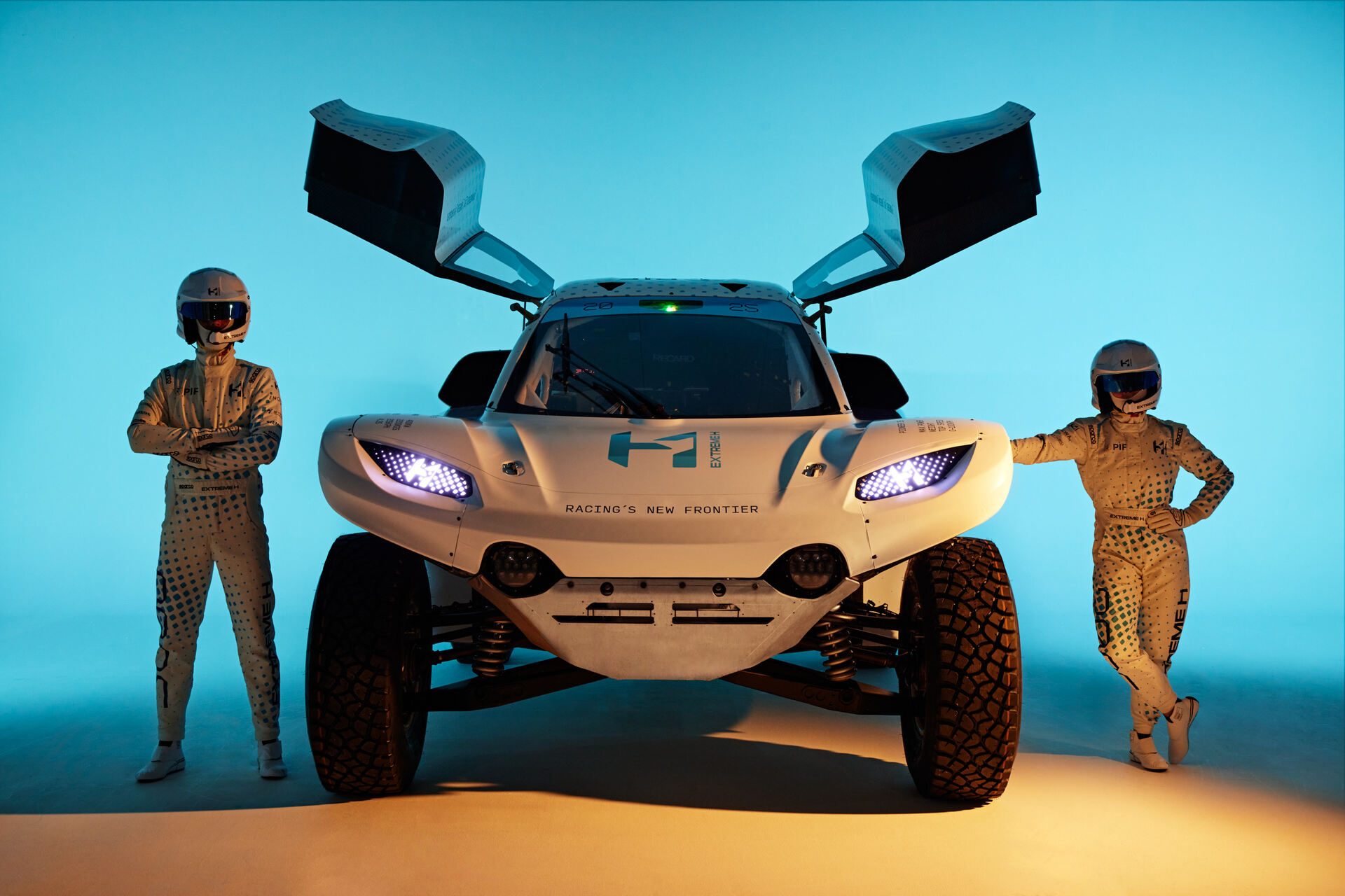 Pioneer 25: l’auto, un uomo e una donna