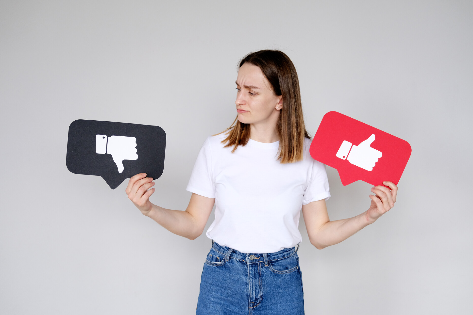 Social dispotico: dislikes are more than likes
