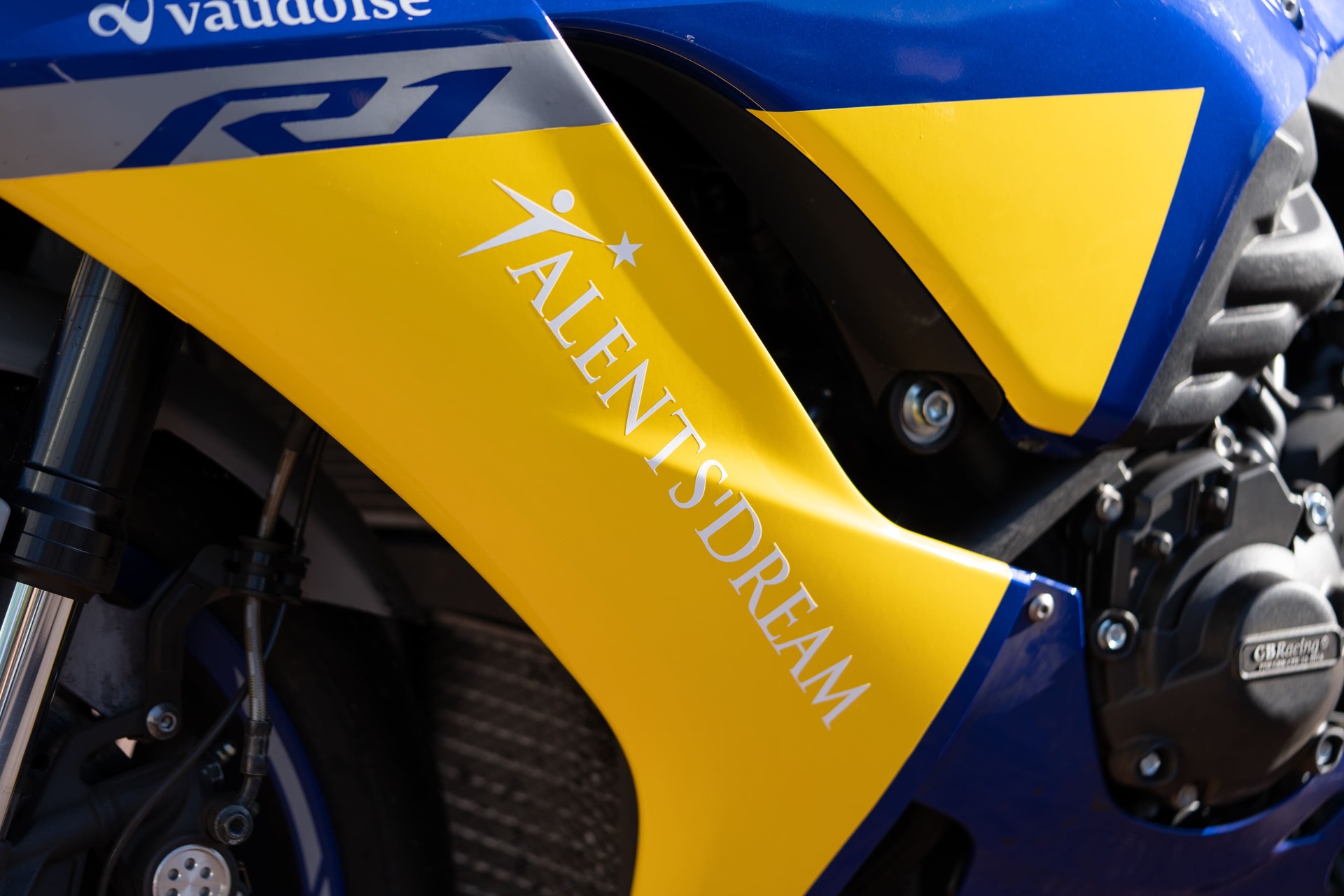 Bettina Pfister: il logotipo del progetto Talents’ Dream sulla carena di una motocicletta da corsa
