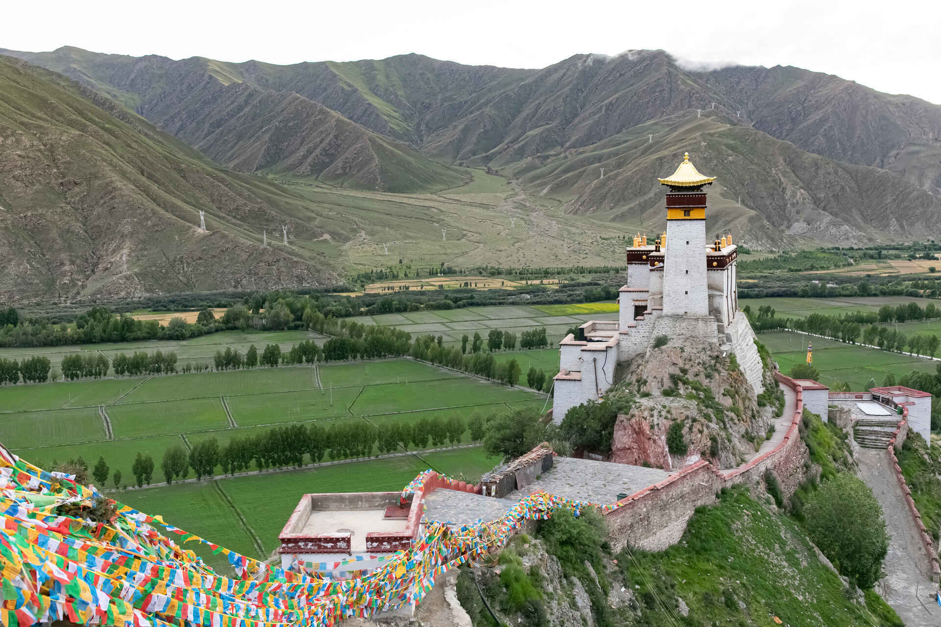 Tibet: il palazzo di Yumbulagang affacciato sugli alberi e i campi coltivati della valle di Tsetang