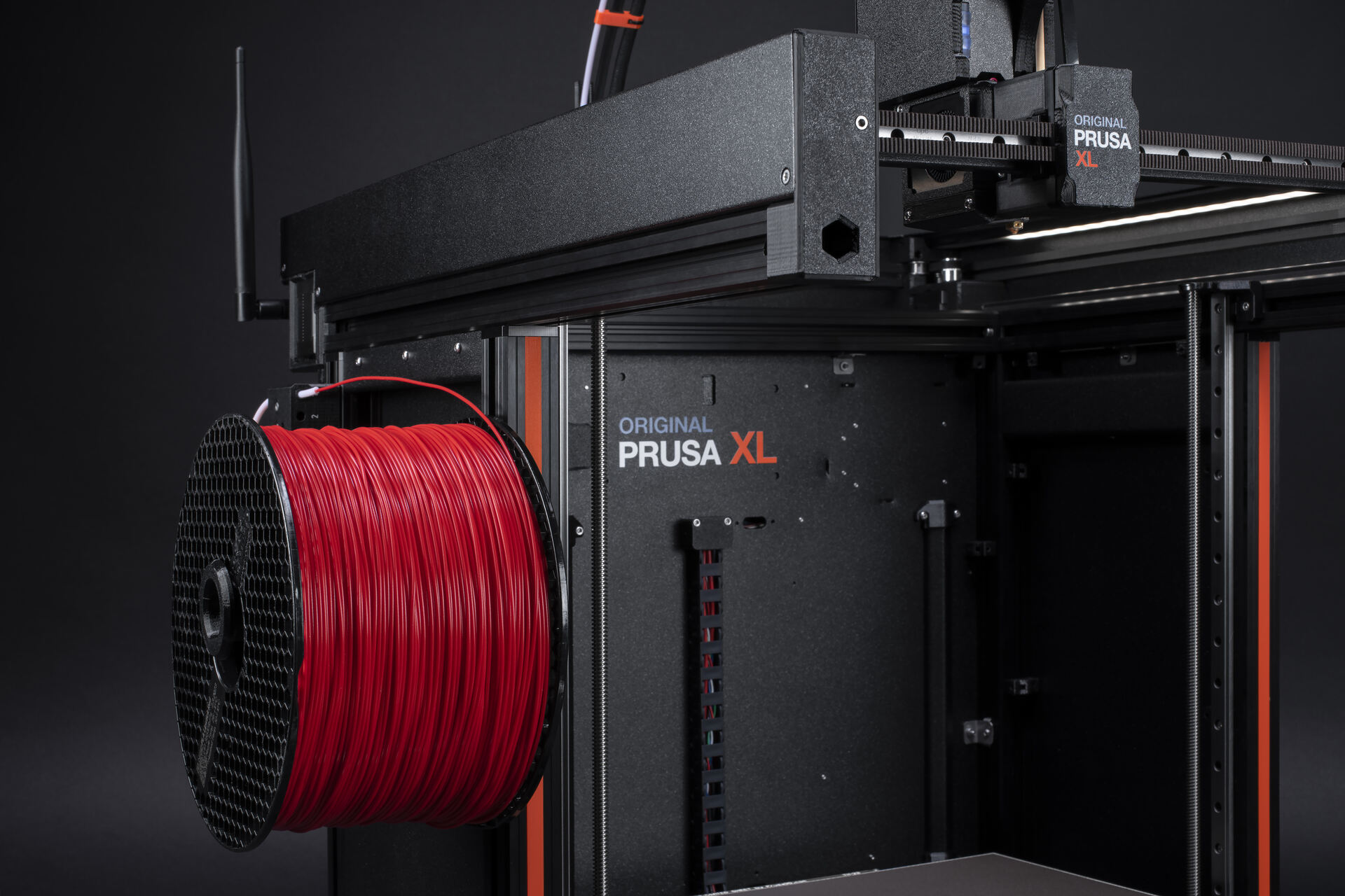 Prusa Research: il rocchetto di materale per la stampa 3D installato su una modeena ed efficiente macchina XL