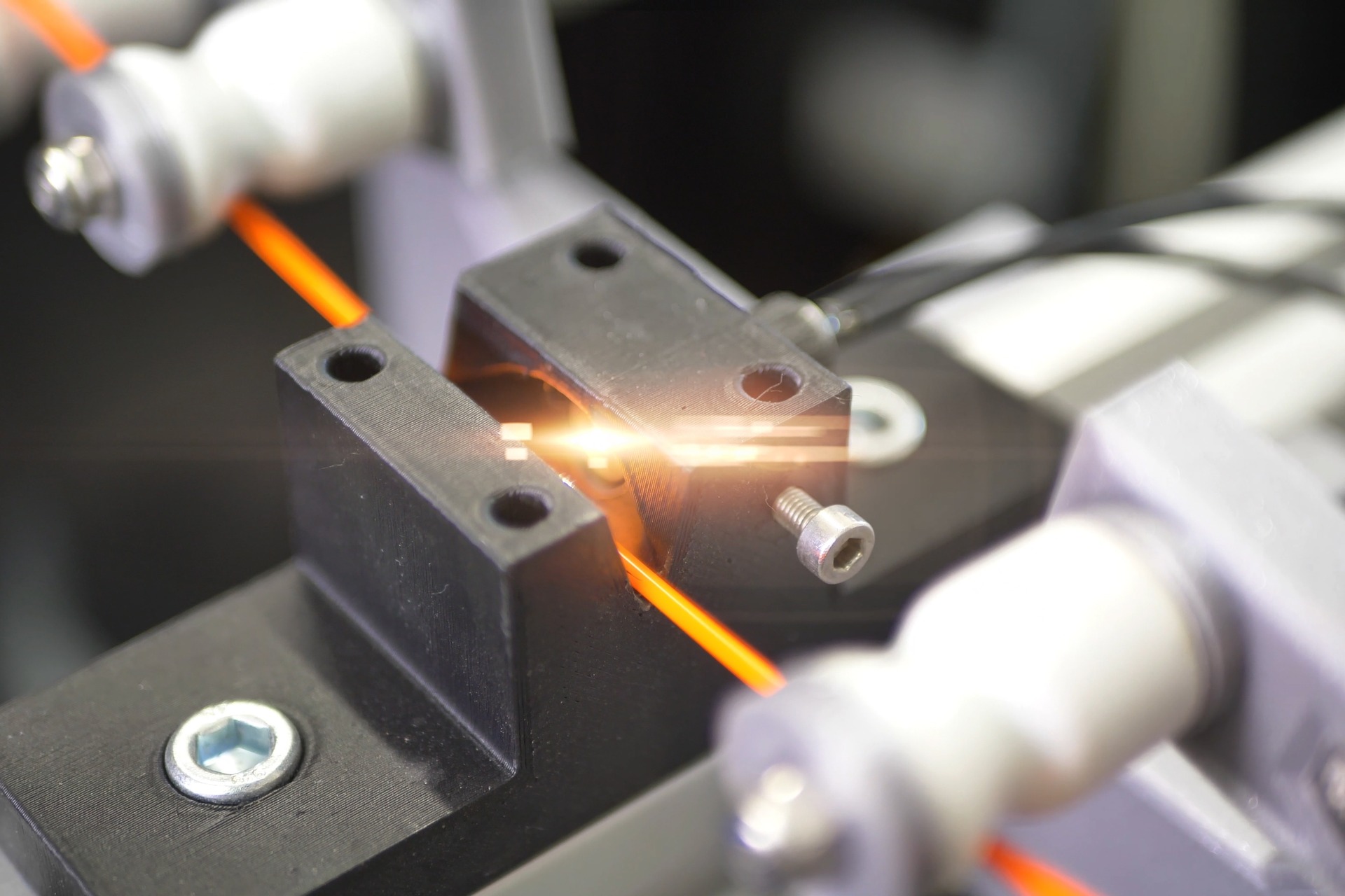 Prusa Research: La macro del processo di stampa tridimensionale di un filamento di colore arancione con la tecnologia ceca