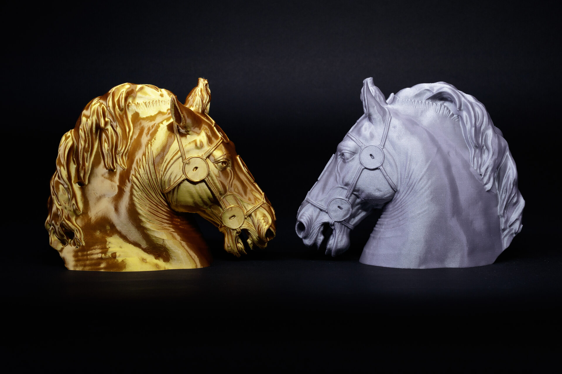 Prusa Research: due eleganti teste bardate di cavallo nei colori oro e argento