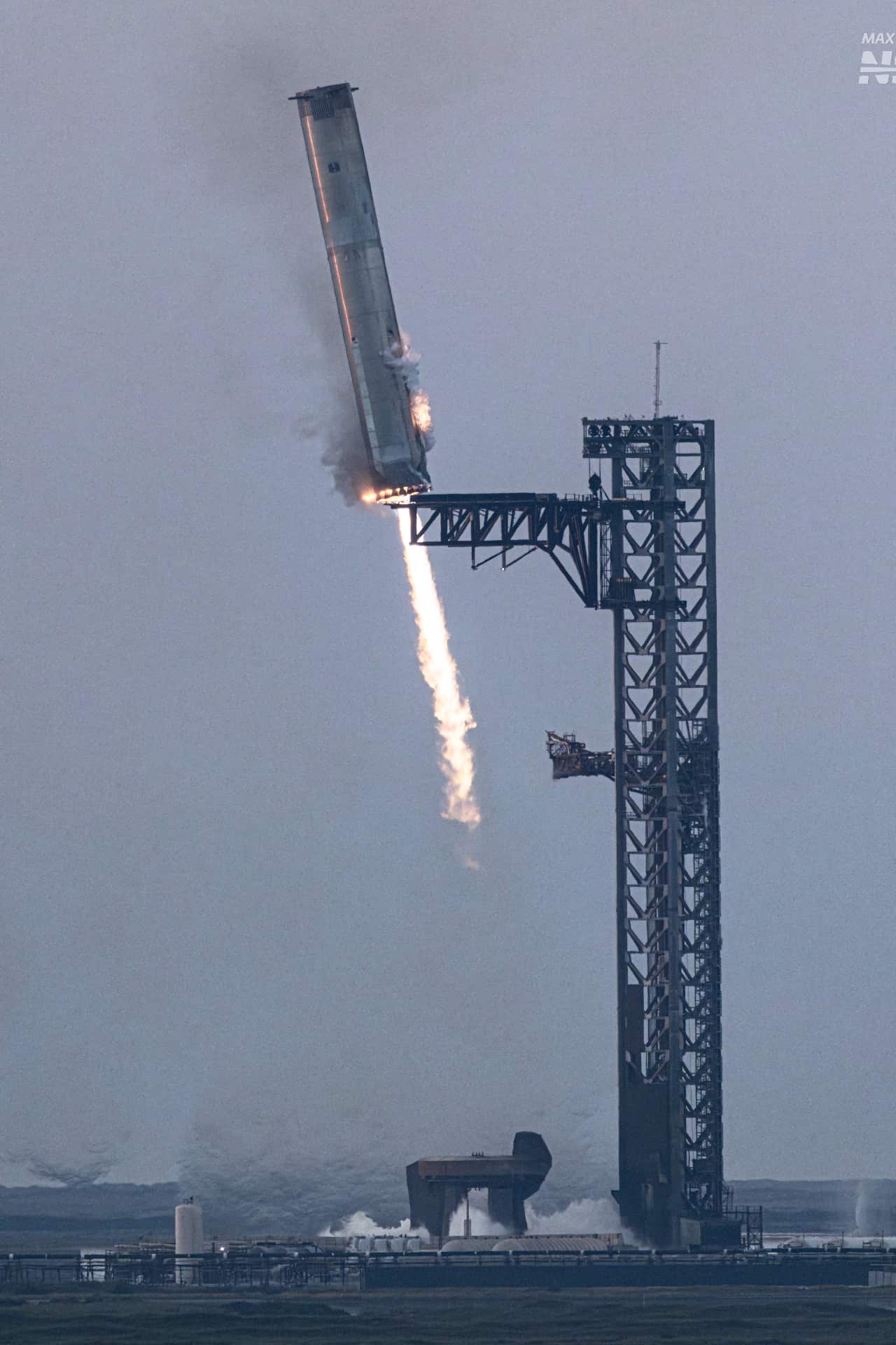 Un momento dell'atterraggio con "presa al volo" del vettore Falcon Heavy di Starship