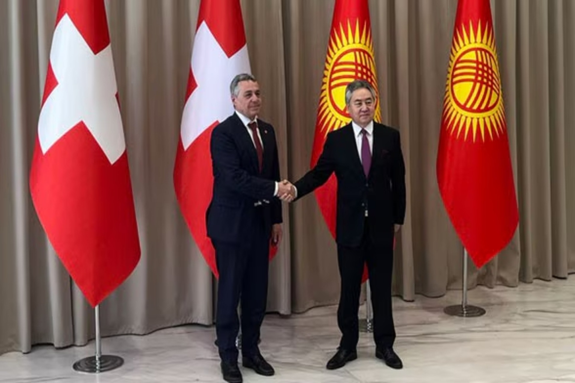 Digitalizzazione in Asia: il Consigliere Federale svizzero Ignazio Cassis con il Ministro degli Esteri del Kirghizistan, Zheenbek Kulubaev