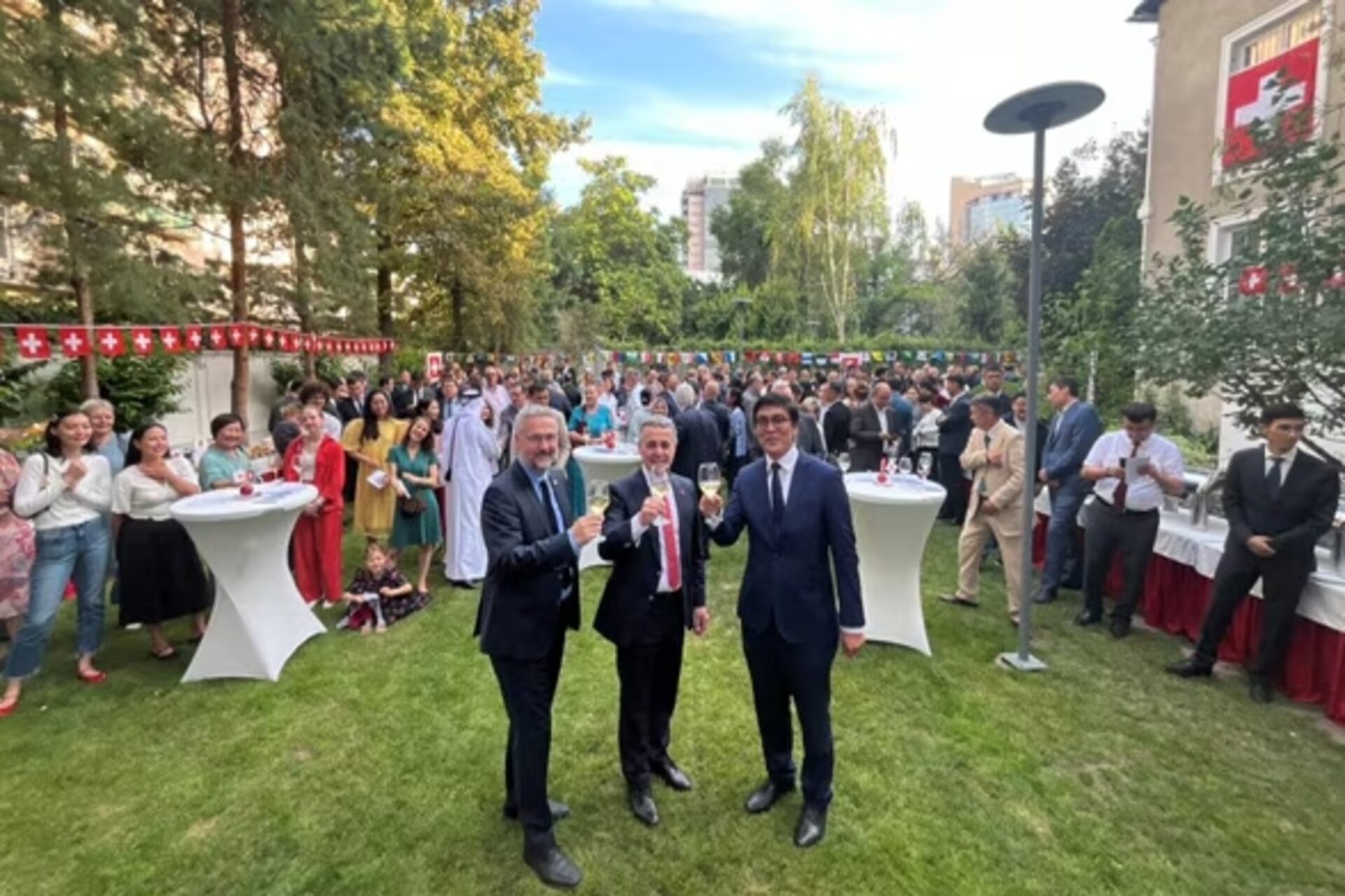 Digitalizzazione in Asia: Ignazio Cassis nella più importante ambasciata per la festa nazionale svizzera anticipata