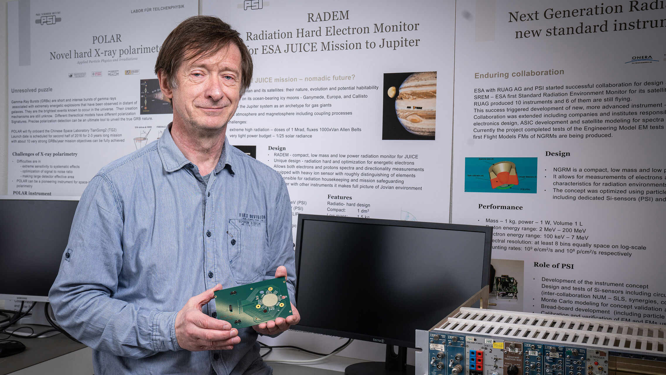 ESA in Svizzera: il ricercatore Wojciech Hajdas con il rivelatore di direzione sviluppato dal Paul Scherrer Institut