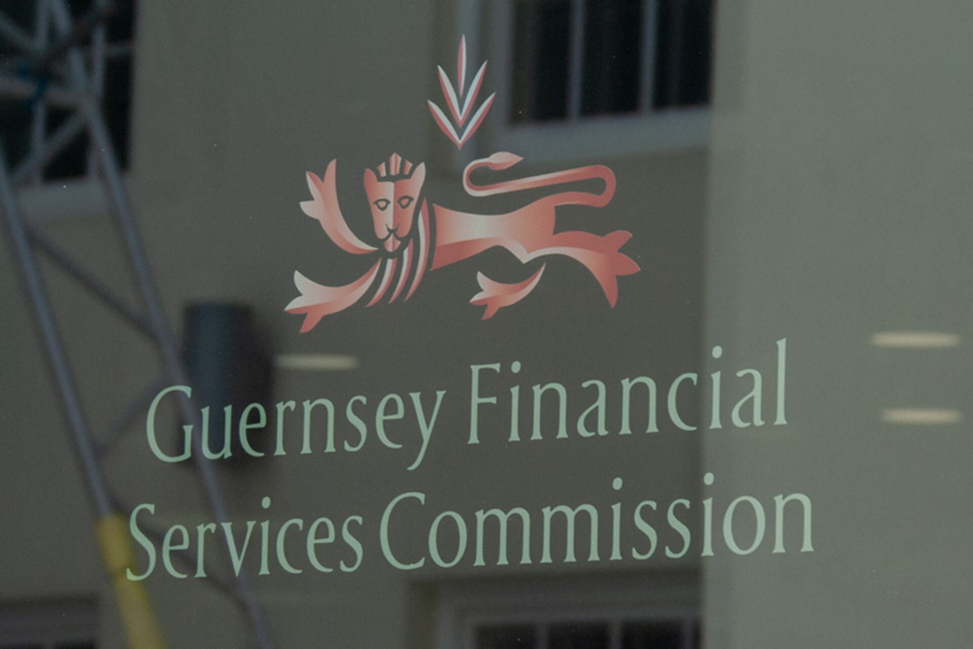Innovazione tecnologica finanziaria: la vetrofania della sede della Guernsey Financial Services Commission
