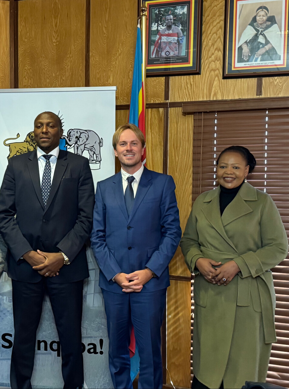 eSwatini: il Primo Ministro, Russell Dlamini, e la Ministra Pholile Shakantu con Christopher Aleo, CEO di iSwiss Bank