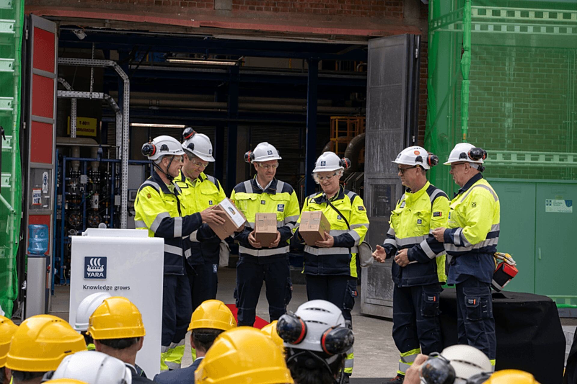 Idrogeno verde: il team del progetto Yara all'inaugurazione dell'impianto a Herøya in Norvegia