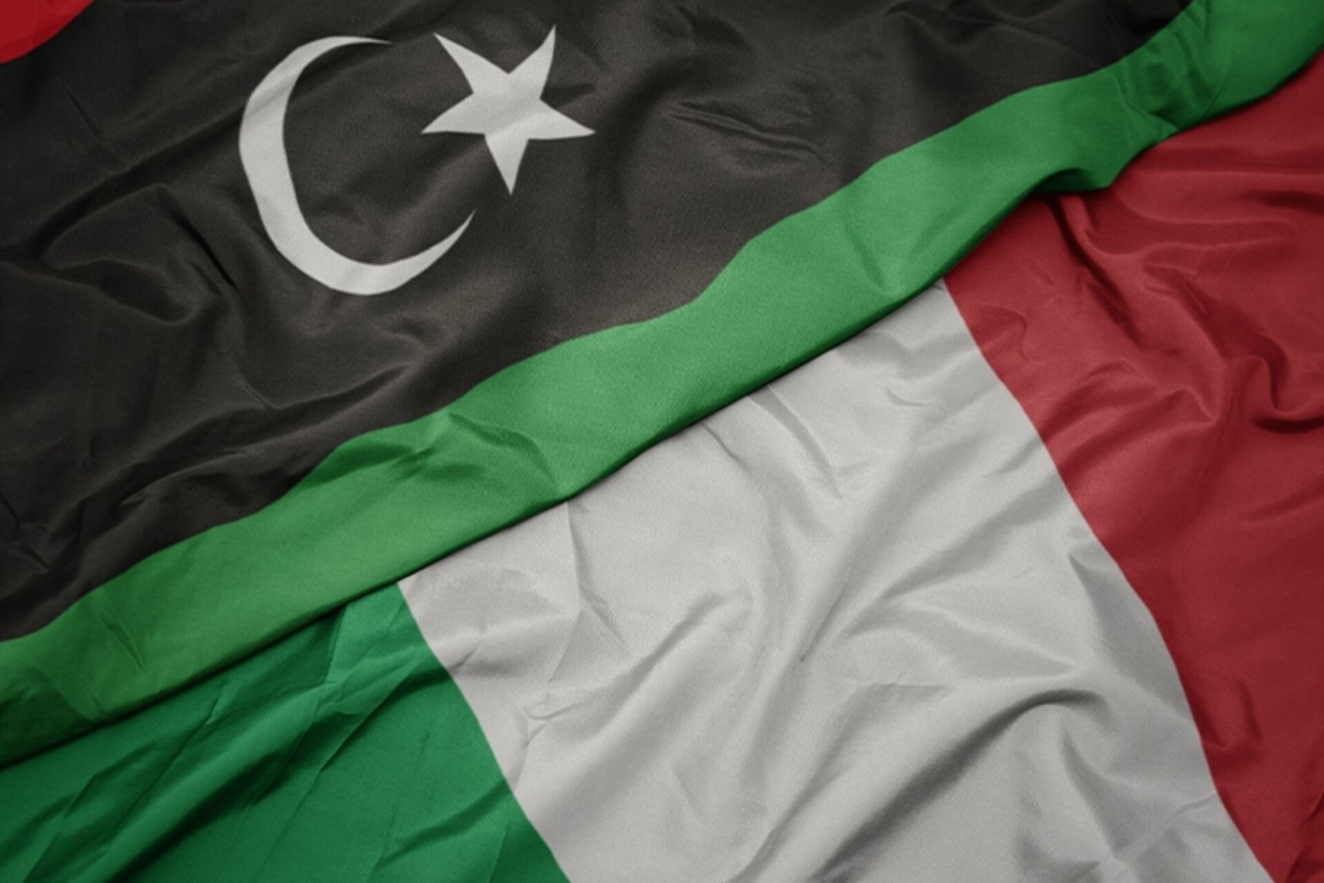 Italia e Libia: crasi fra le bandiere della Repubblica Italiana e dello Stato della Libia