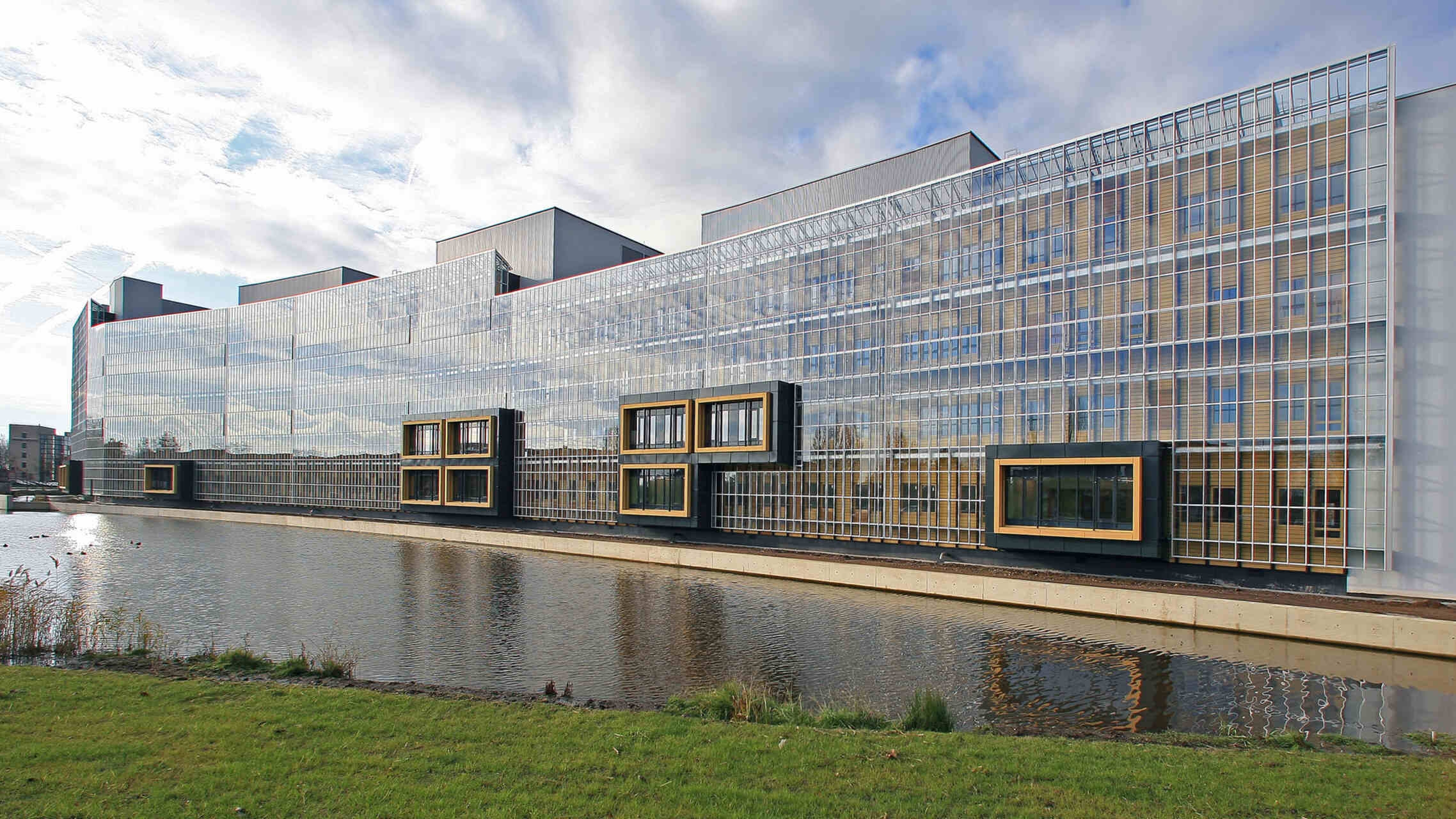 Ospedali: l'accumulo geotermico nel terreno e la facciata climatica simile a una serra del Martini Ziekenhuis di Groninga, in Olanda