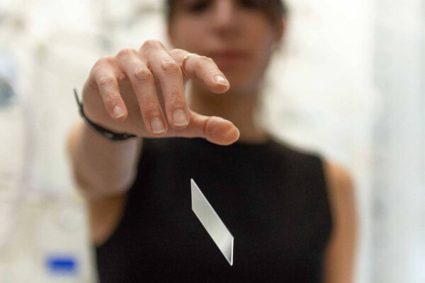 Un materiale composito rigido che blocca vibrazioni e rumore