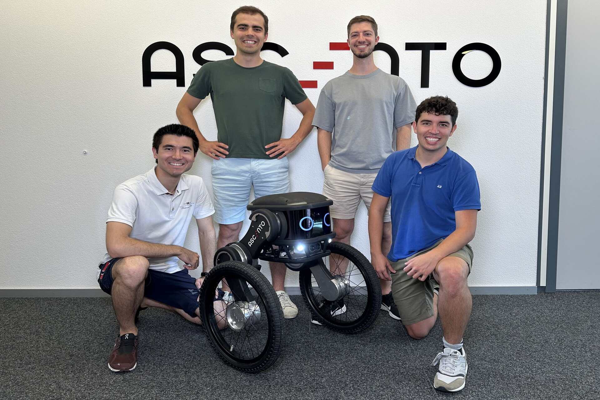 Ascento: un'immagine che cattura il robot insieme alla squadra di leadership dell'azienda Ascento Robotics di Zurigo