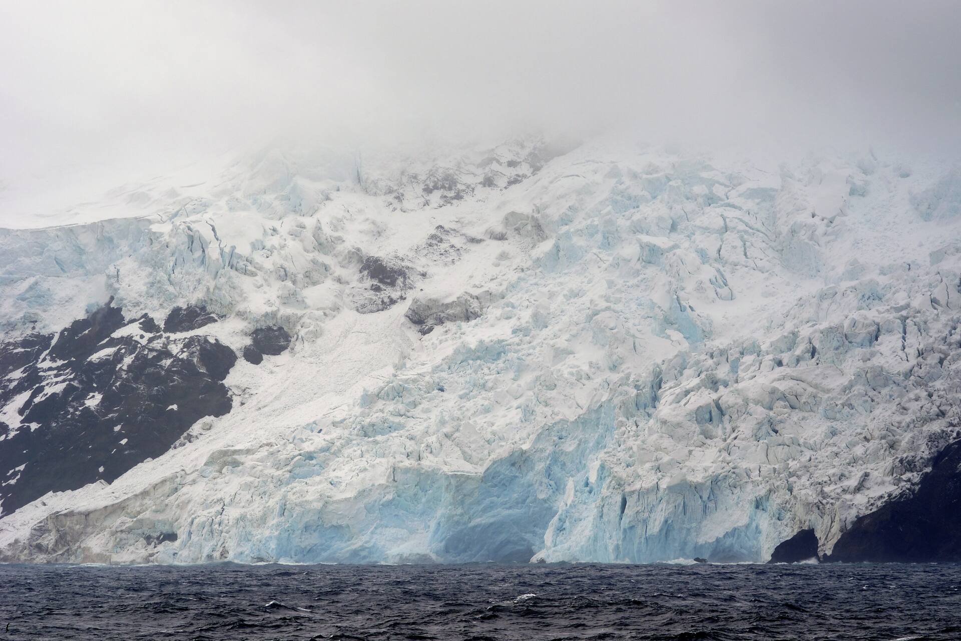 Isola Bouvet: circa il 94 per cento è coperto da ghiacci perenni, che formano una calotta glaciale spessa