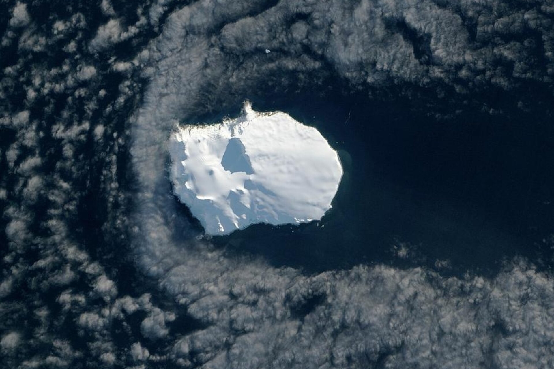 Isola Bouvet: remota e disabitata, è circondata da ghiacci perenni che riflettono la maestosità dell'Oceano Antartico