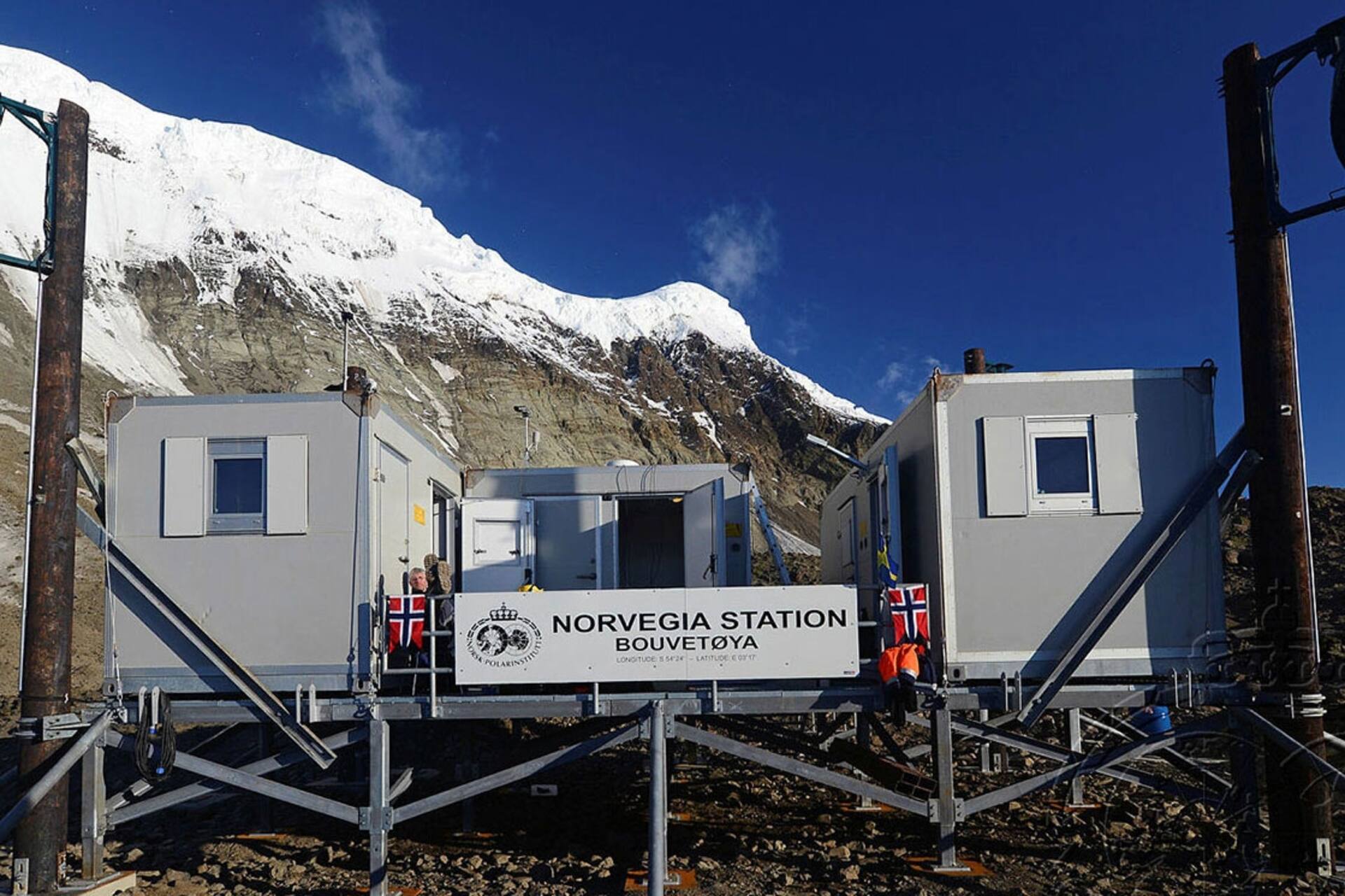 Isola Bouvet: ospita una stazione meteorologica automatica norvegese, situata a Nyrøysa, sulla costa nord-occidentale