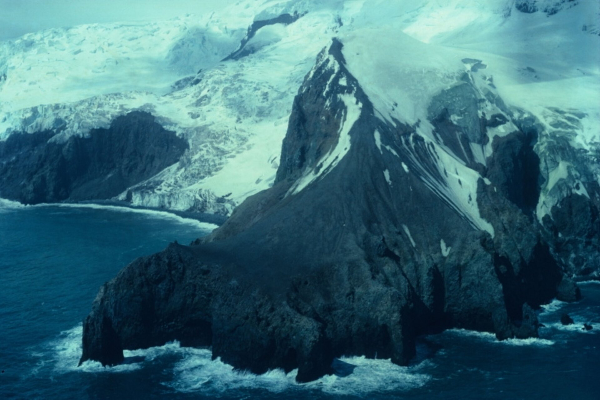 Isola Bouvet: Capo Valdivia, sulla costa orientale, è caratterizzato da ripide scogliere e formazioni montuose