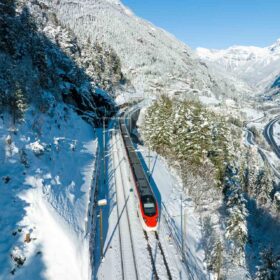 Dal 2025 treni svizzeri alimentati soltanto da energia green