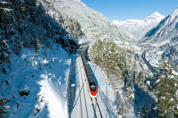 Dal 2025 treni svizzeri alimentati soltanto da energia green