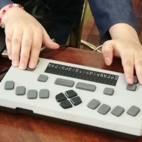 Dall’Iran un innovativo tablet in… Braille per persone non vedenti