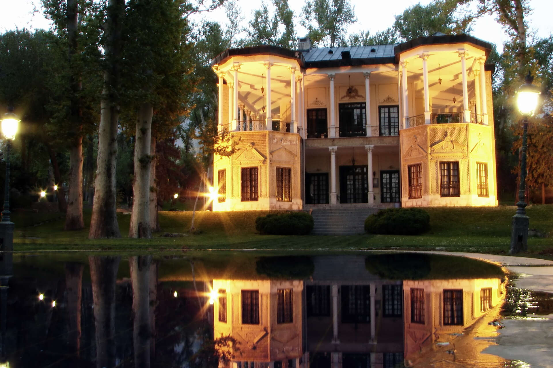 Tablet in Braille: l'Ahmad Shahi Pavilion, parte del complesso di Niavaran, è un esempio di architettura della dinastia Qajar