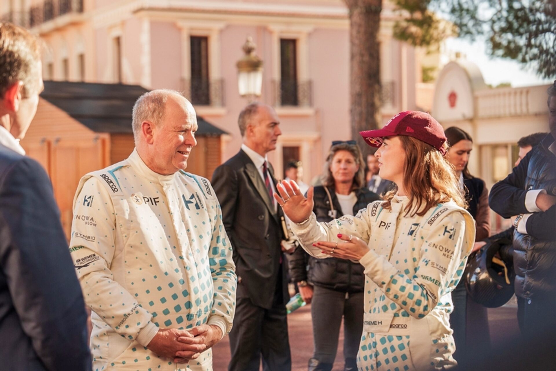 Idrogeno nelle corse: Alberto II di Monaco e Catie Munnings in tuta