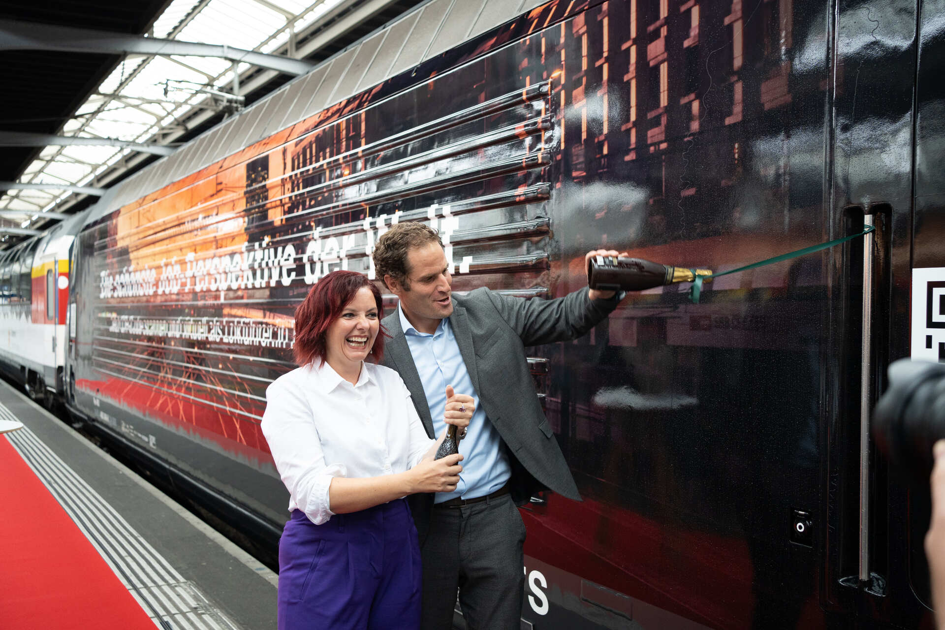Locomotiva SBB: Linus Looser e Stephanie Escher alla stazione ferroviaria di Zurigo