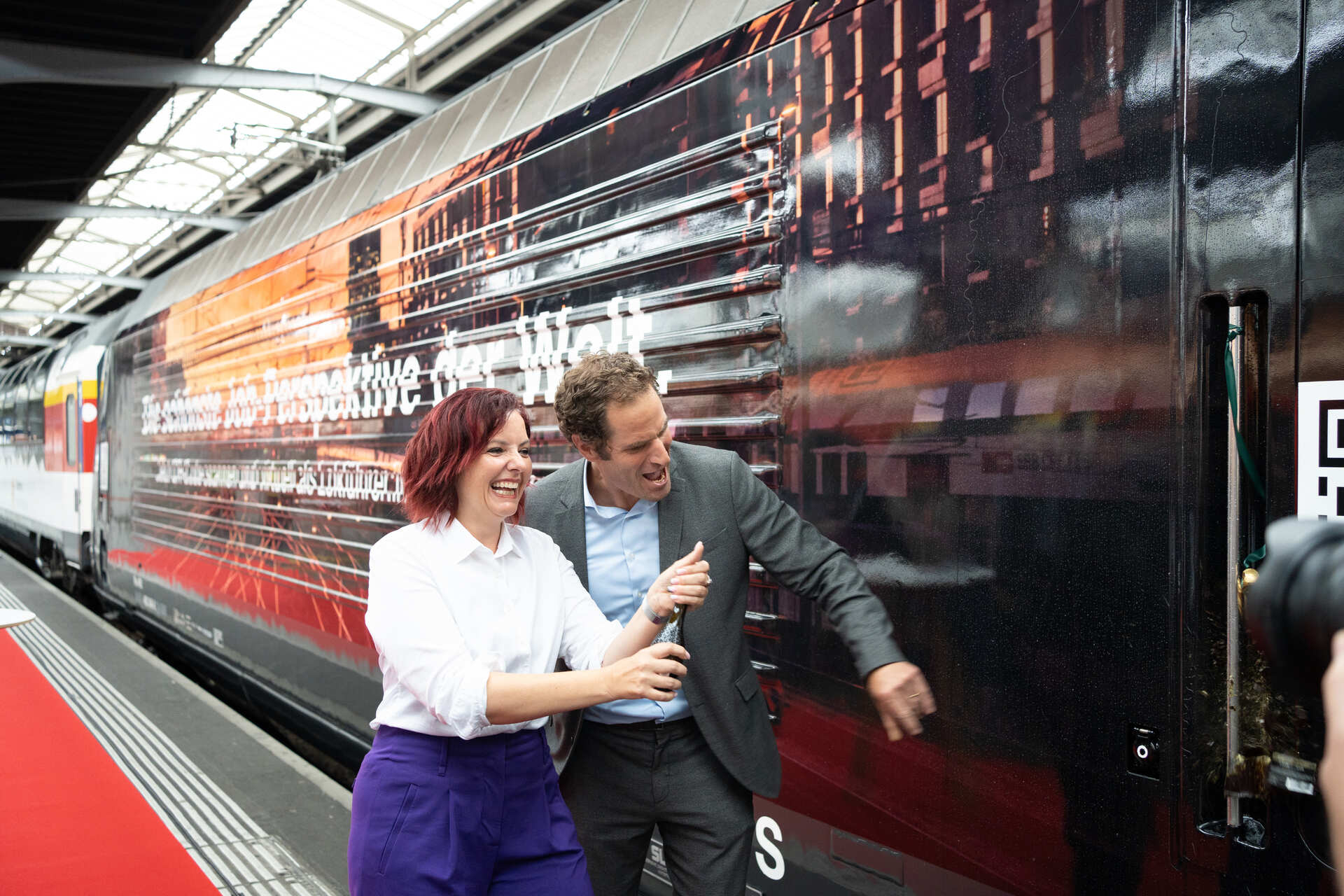 Locomotiva SBB: Stephanie Escher e Linus Looser alla stazione ferroviaria di Zurigo