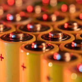 Batterie agli ioni di litio: due importanti scoperte sull’autoscarica