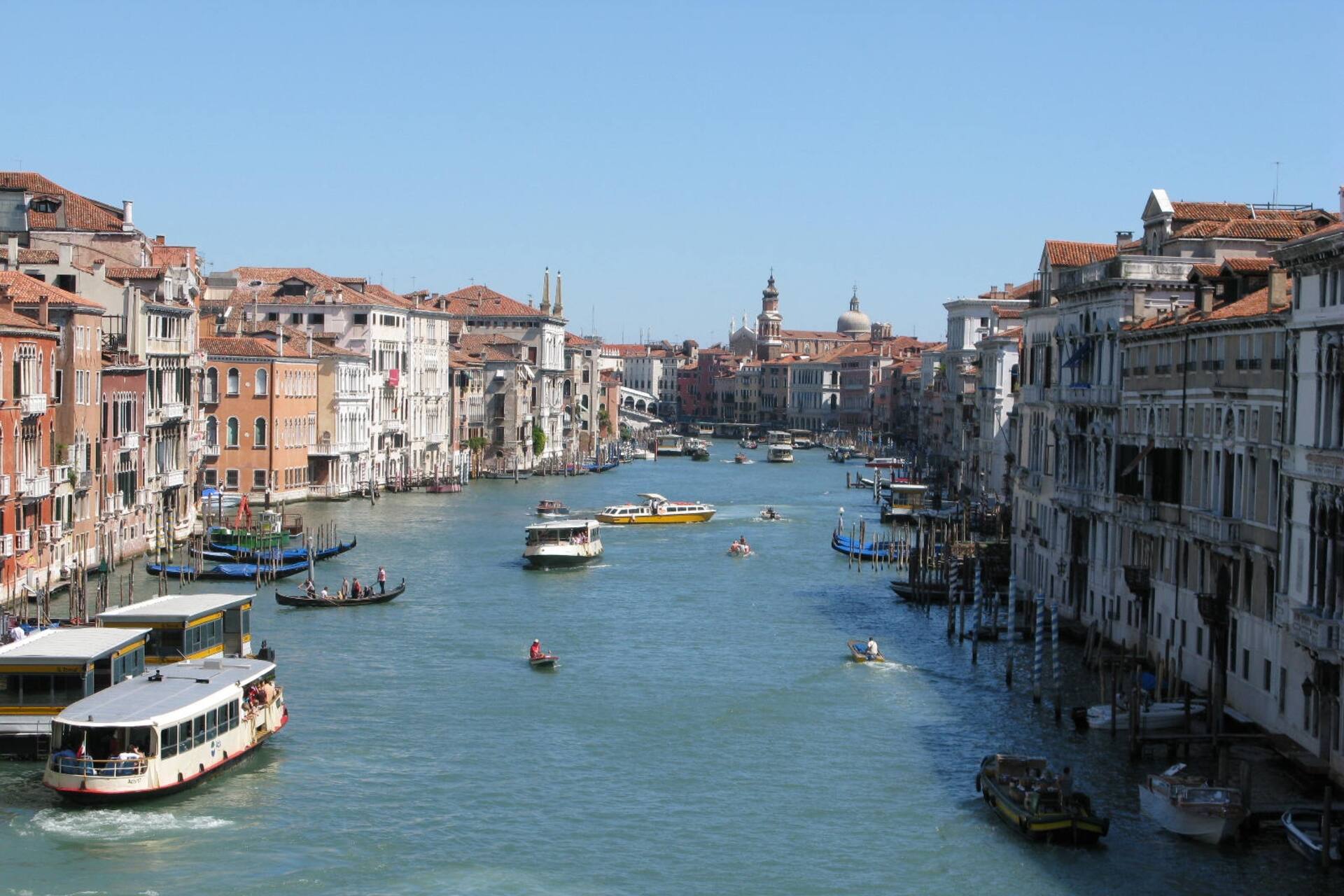 Ca' Foscari: lo sguardo si perde sull’eleganza senza tempo del Canal Grande