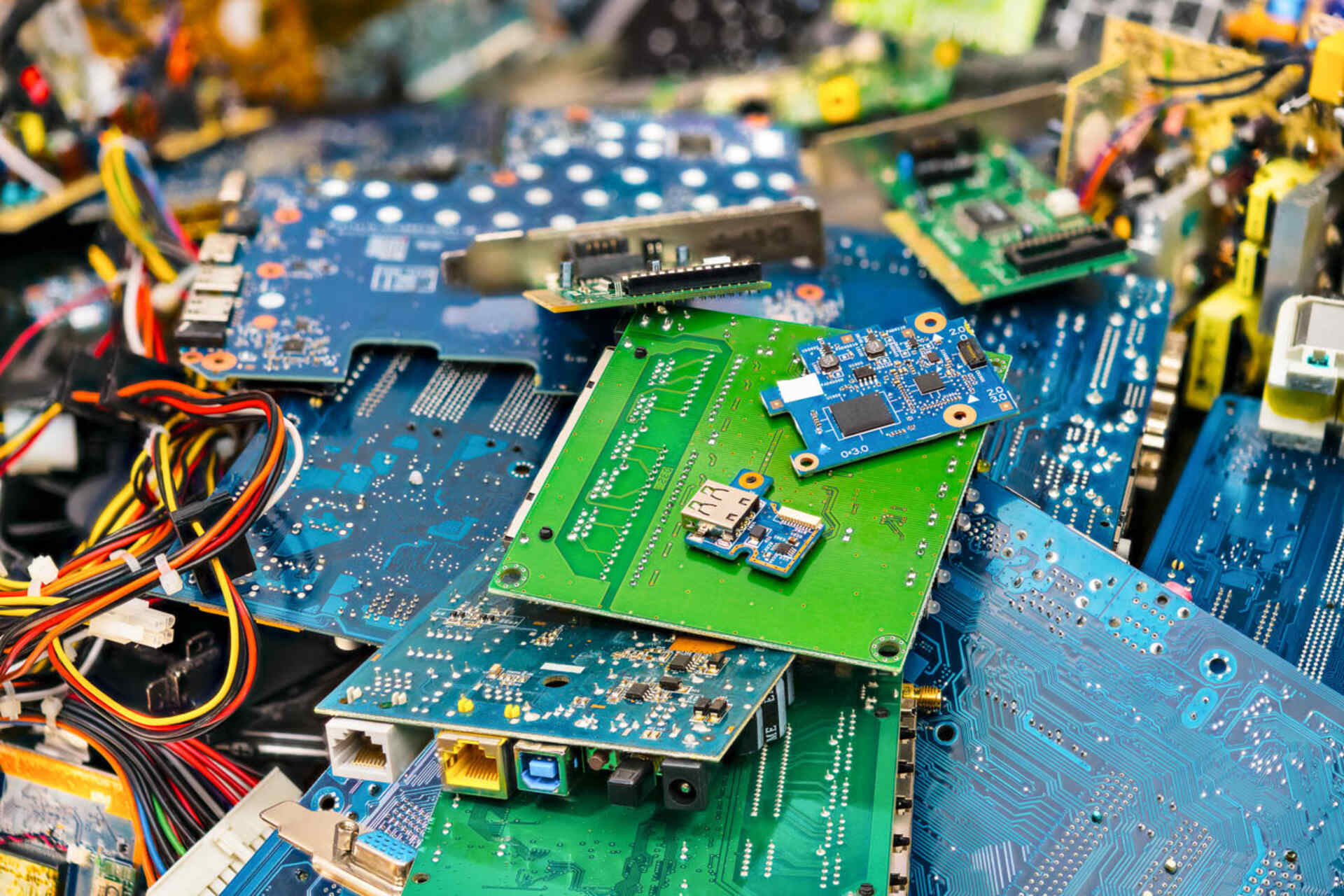 Rifiuti elettronici: metalli preziosi come rame e oro, accanto a materiali tossici come cadmio e mercurio, rendono il loro riciclo cruciale