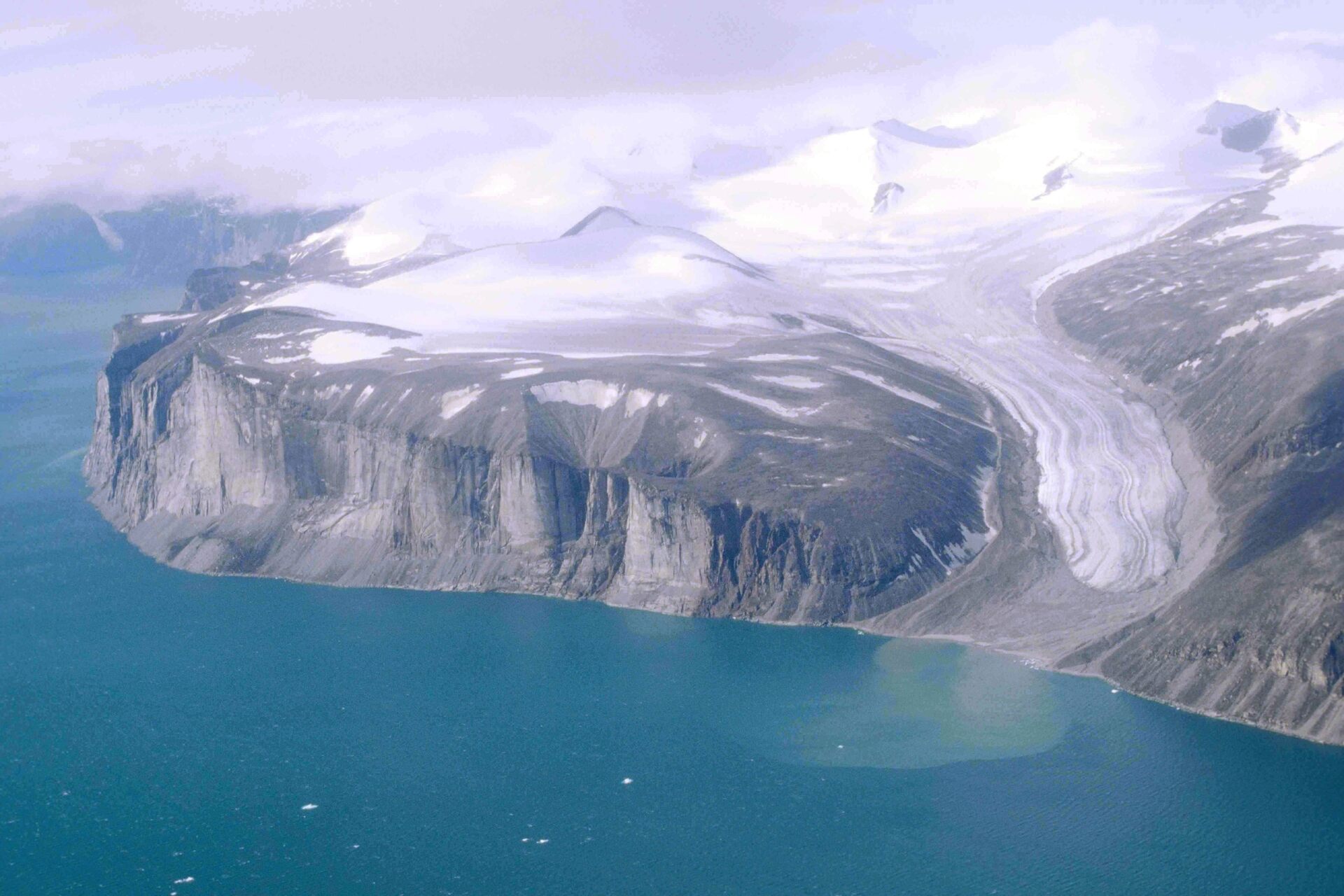 Baia di Baffin: la lingua di un ghiacciaio e il mare nella Penisola Remota