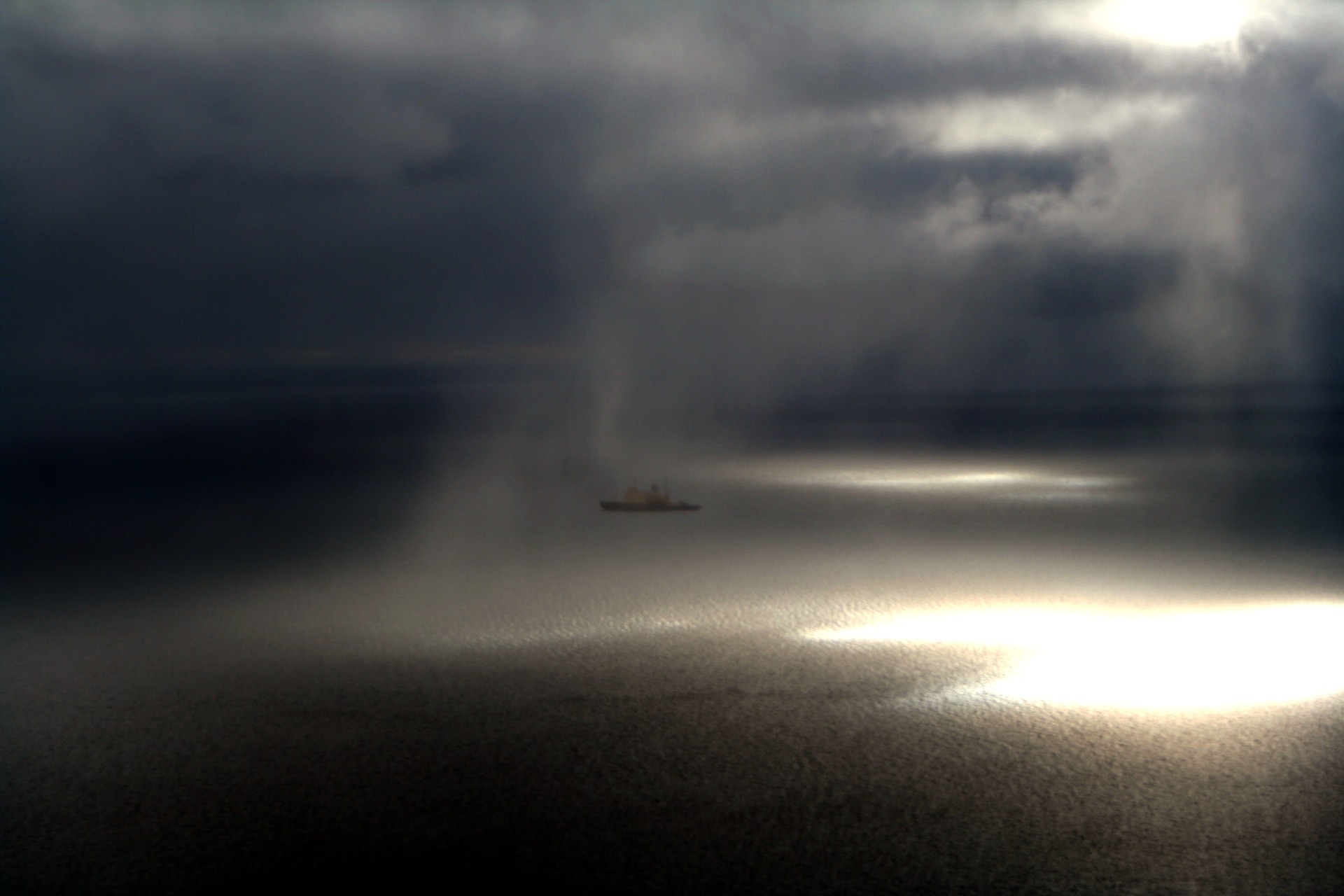 Baia di Baffin: la nebbia fitta crea un’atmosfera surreale