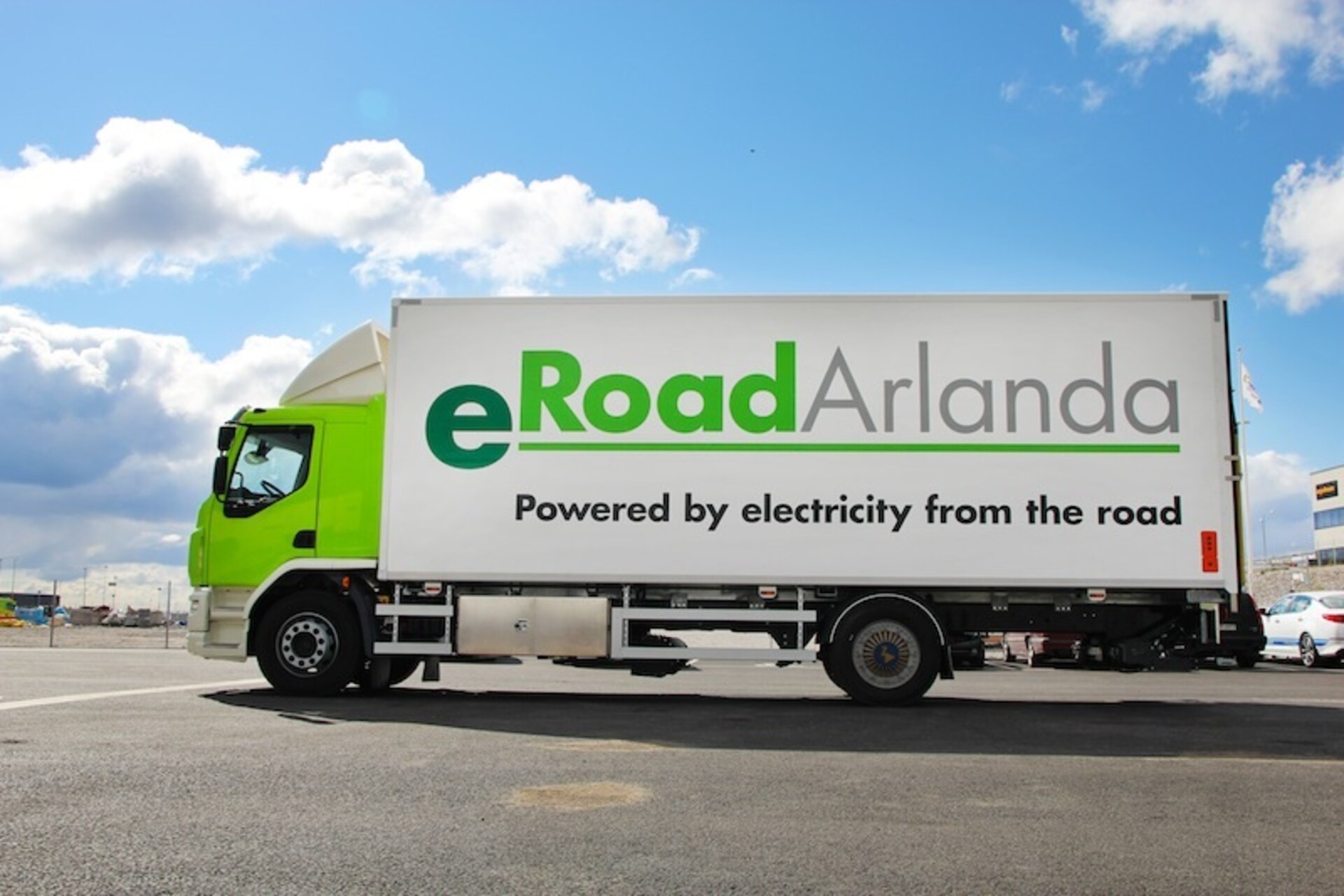 Strade elettrificate: un camion nella livrea di eRoadArlanda vicino Stoccolma sulla carreggiata dotata di binario