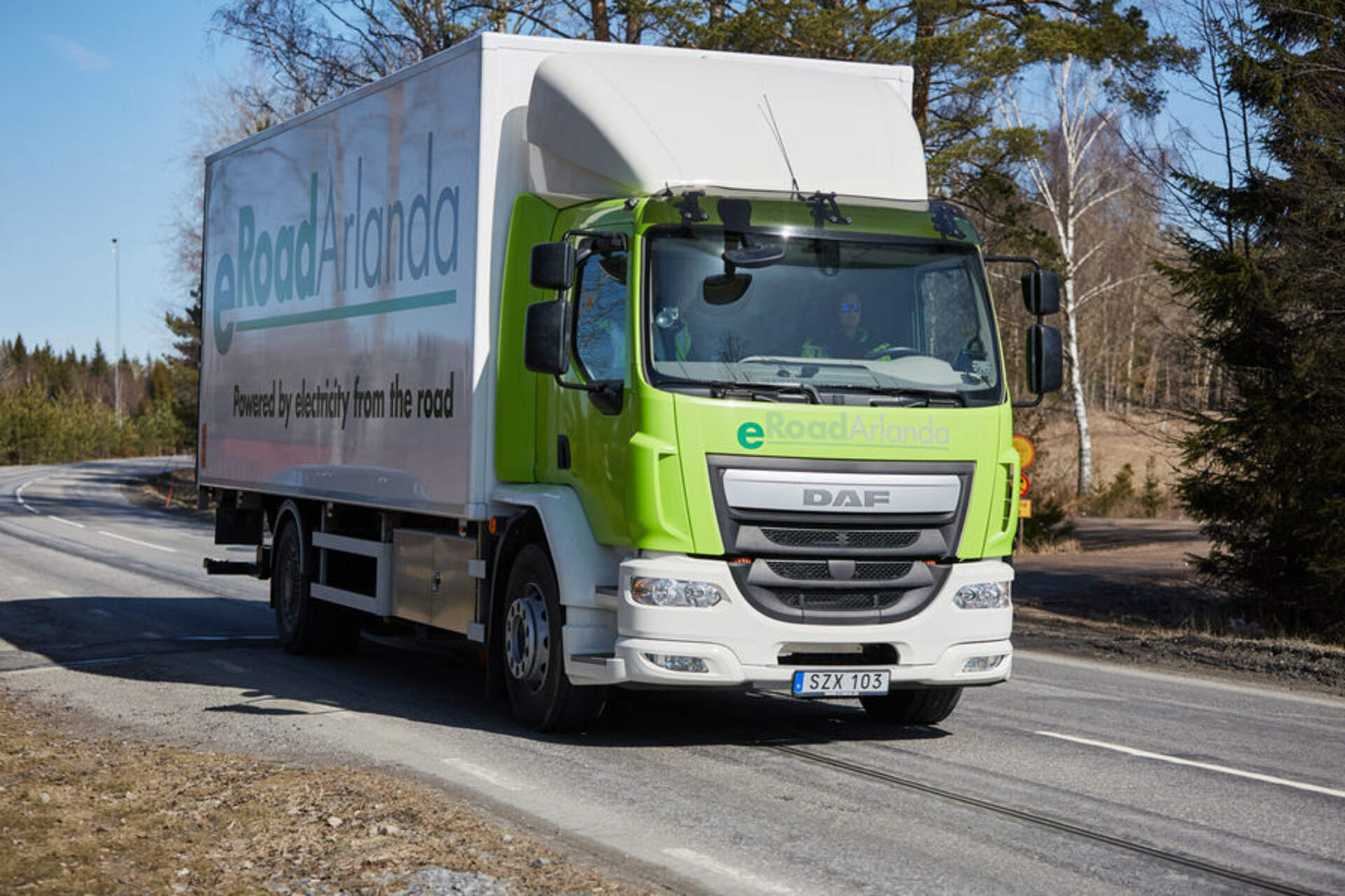 Strade elettrificate: un camion nella livrea di eRoadArlanda vicino Stoccolma sulla carreggiata dotata di binario