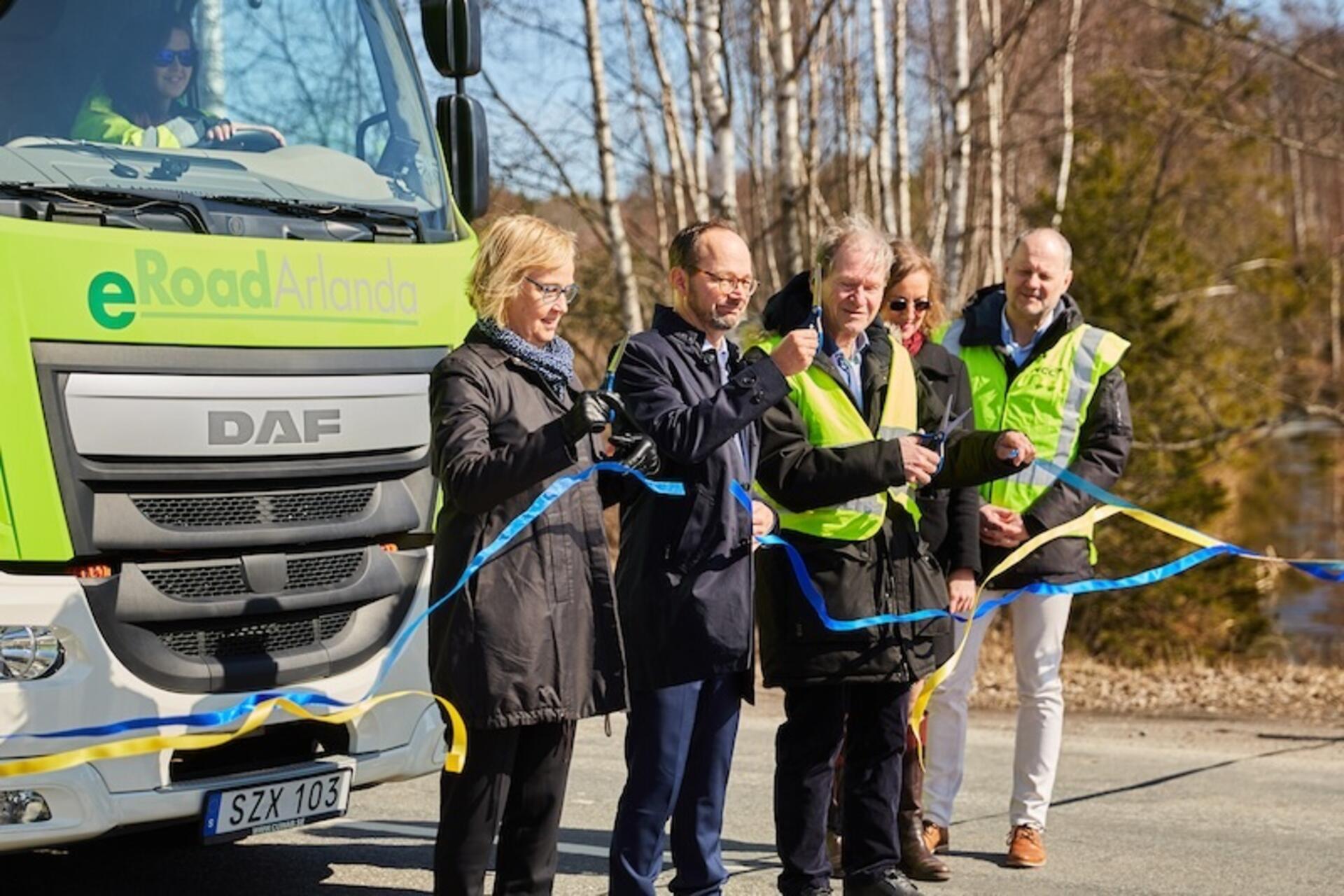 Strade elettrificate: cerimonia di inaugurazione dell'eRoadArlanda vicino Stoccolma da parte delle autorità locali