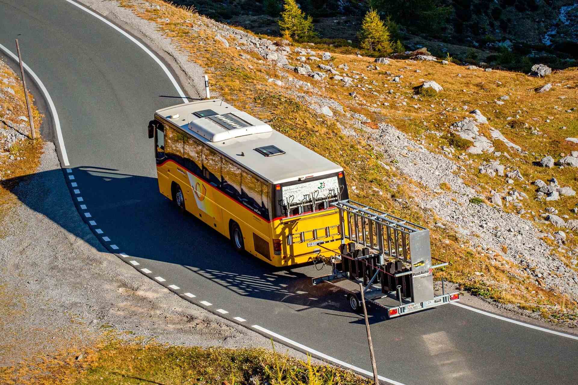 Trasporto sostenibile: trasporti multimodali in azione, grazie a un rimorchio per biciclette trainato da un bus dell’Autopostale