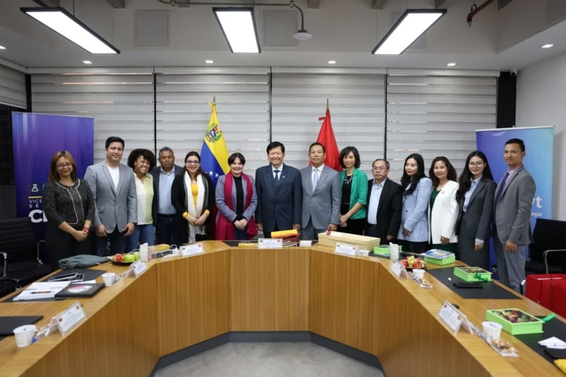 Vietnam e Venezuela: le delegazioni guidate da Gabriela Jiménez Ramírez e da Phan Tien Dung all’incontro ufficiale