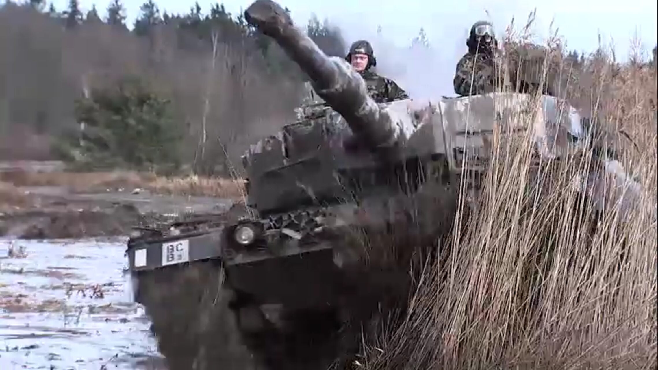 Leopard 2: l'Esercito Svizzero trasforma un mezzo bellico in strumento ecologico attorno alla Piazza d'Armi di Thun