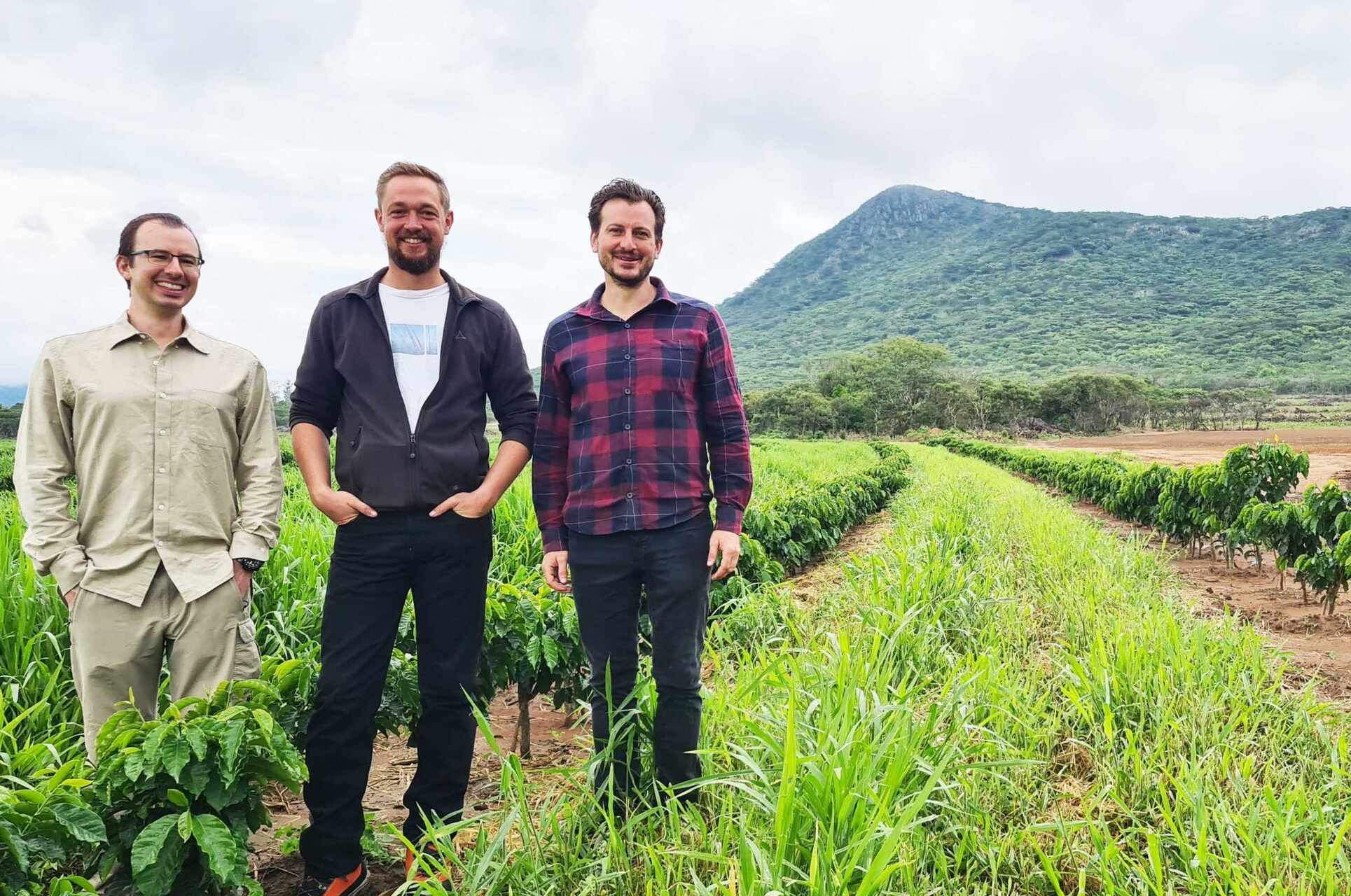 Caffè in Zambia: Fridolin Stocker con i fratelli Luca e Yanik Costa della Mount Sunzu Coffee
