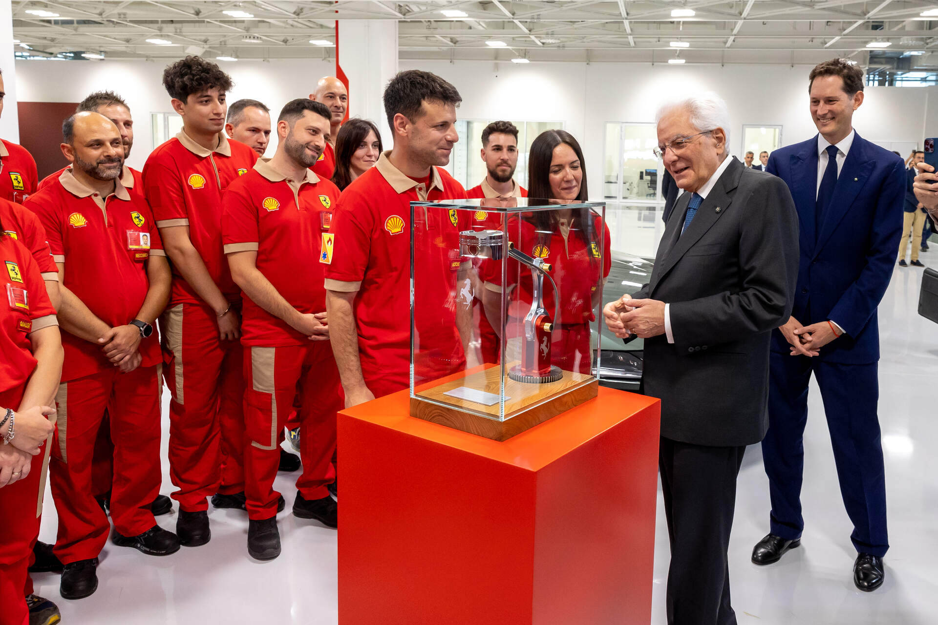 Ferrari e-building: l'omaggio a Sergio Mattarella a Maranello
