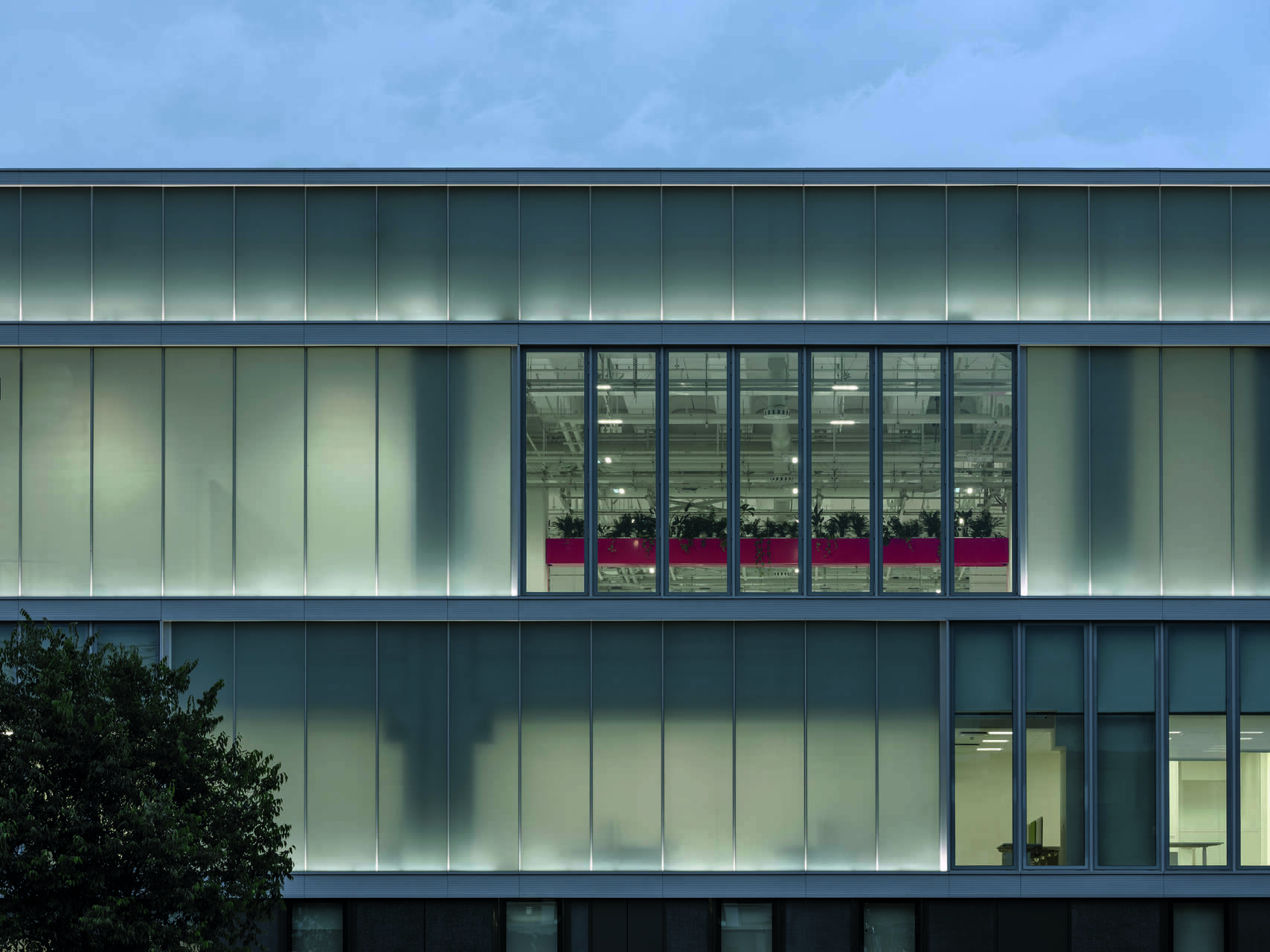 Ferrari e-building: l'esterno dell'avveniristico edificio a Maranello