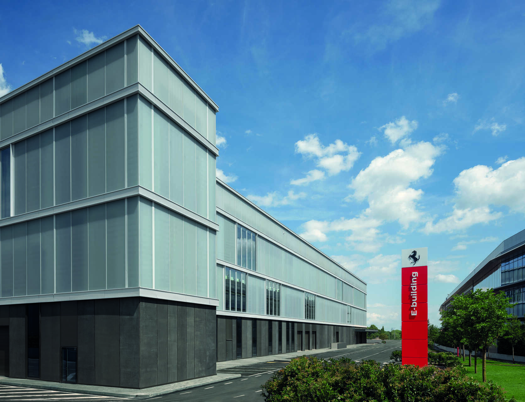 Ferrari e-building: l'esterno dell'avveniristico edificio a Maranello