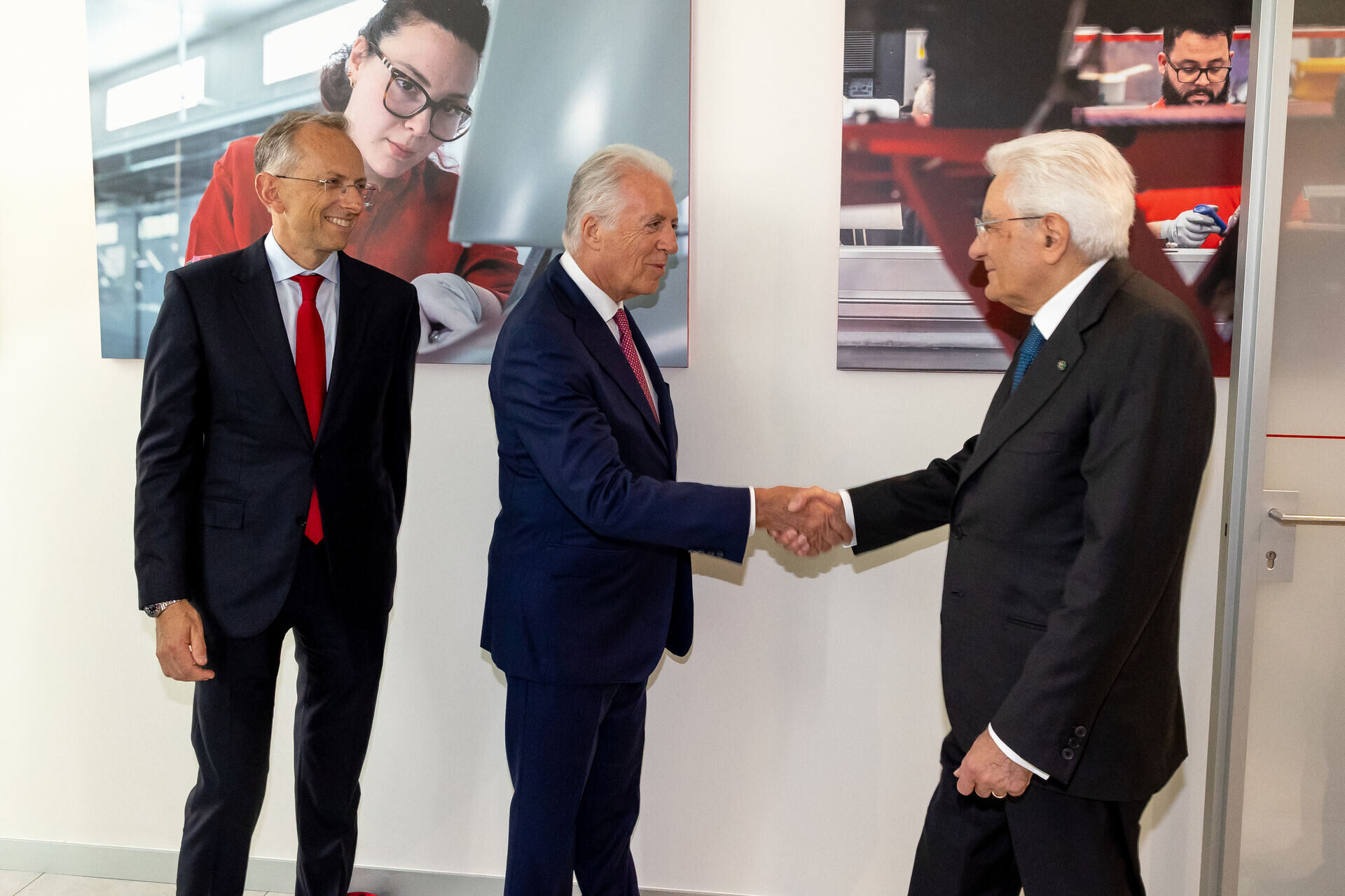 Ferrari e-building: Benedetto Vigna, Piero Ferrari e Sergio Mattarella