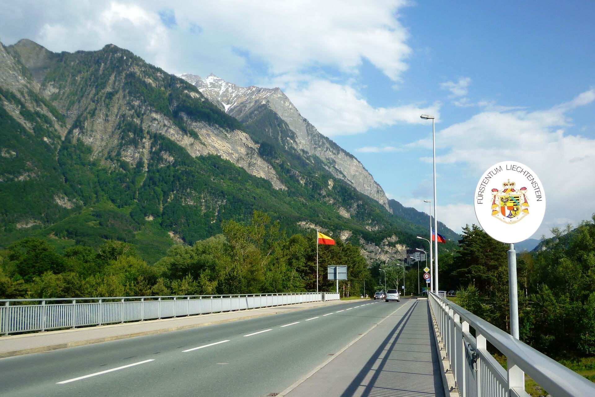 Liechtenstein: il confine di Stato è segnato da un semplice cartello di ingresso, testimoniandone l’integrazione in Europa